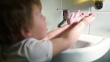 男孩洗手软肥皂把水